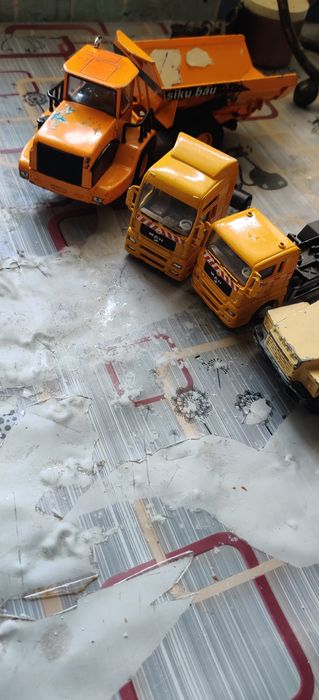 Трактор и фуры, грузовик.