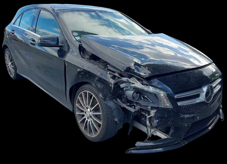MERCEDES A180 2014 122cv 1.6 facil reparação (salvado)
