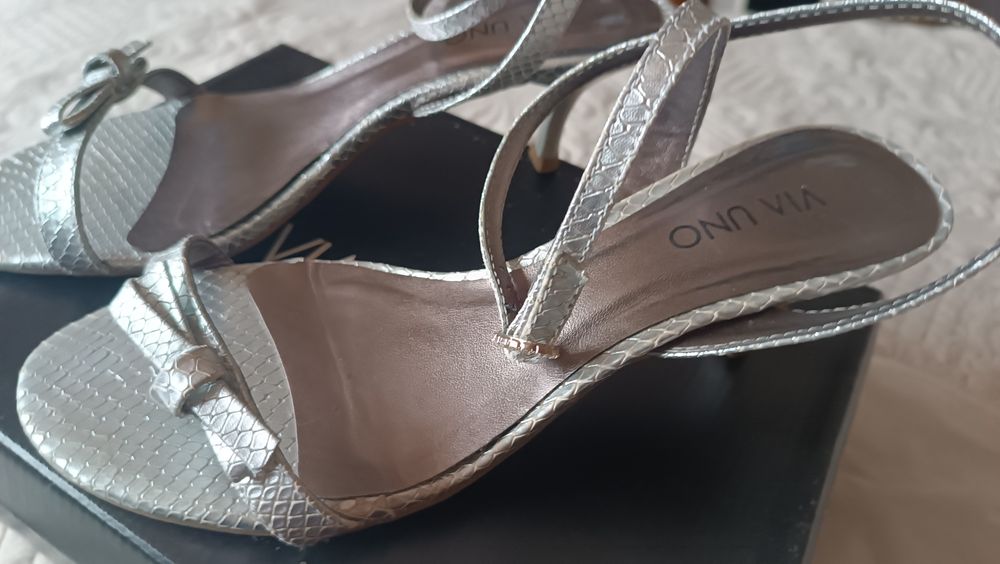 Sandália prata (cobra metal) da Via Uno