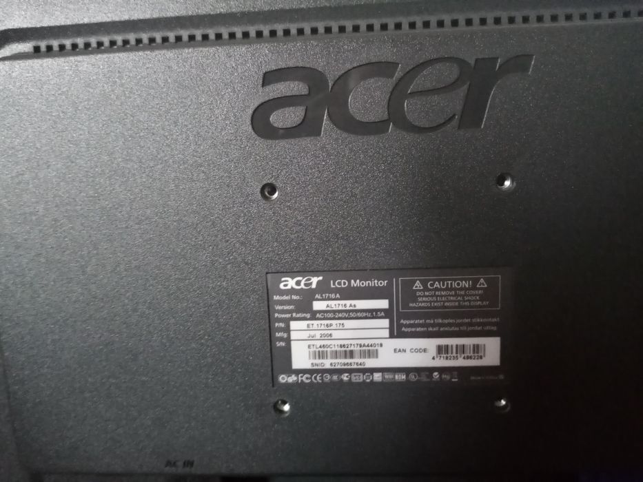 Computador, ecrã, teclado, colunas, rato e secretária, tudo a funciona