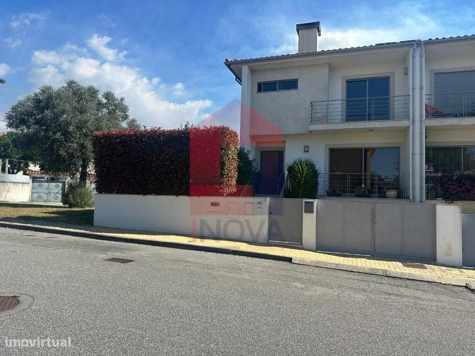 Moradia Gaveto V3, Loureira