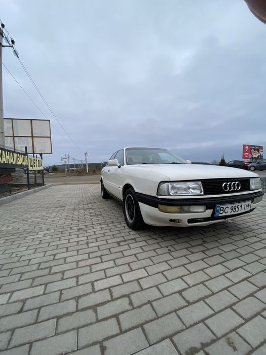 Ауді 90 на ходу.