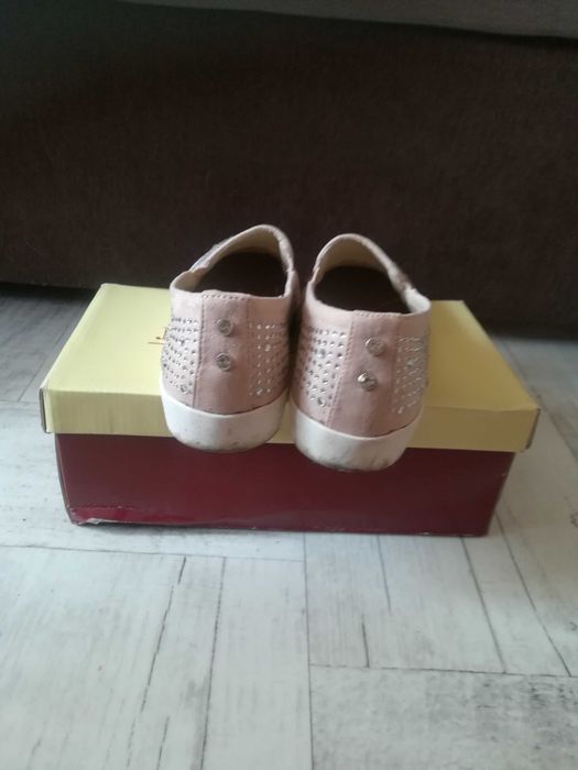 Buty slip on beżowe z cekinami 36