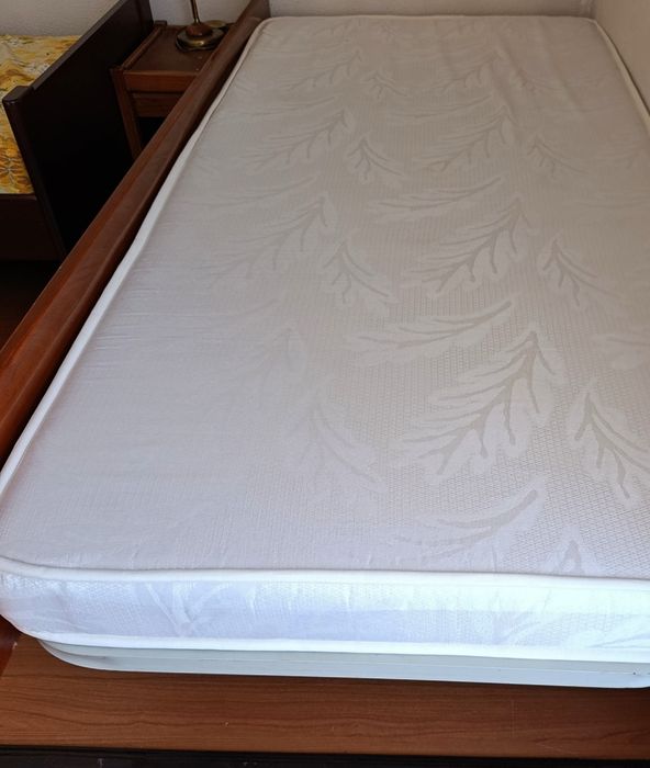 Cama com colchão solteiro
