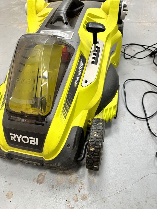 Kosiarka akumulatorowa Ryobi RLM36X46L5F z bateriami i ładowarkami