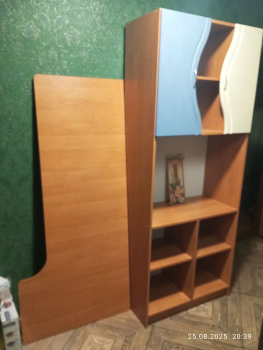 Комп'ютерний стіл