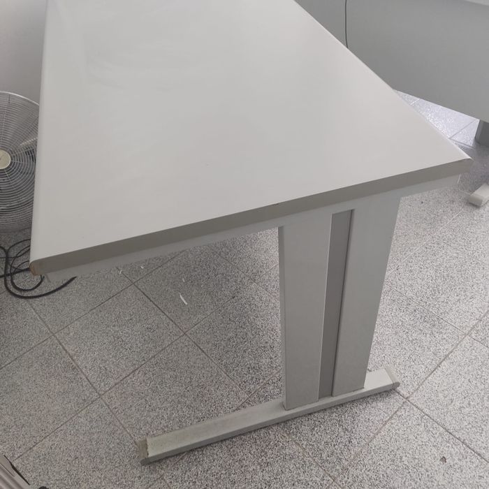 Secretária Cinzenta Clara - Perfeita para Escritório ou Casa!