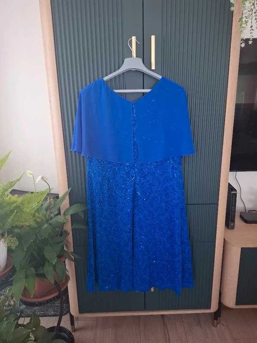 Elegancka chabrowa sukienka koronkowa z cekinami i pelerynką