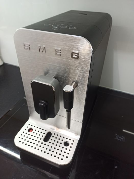 Ekspres ciśnieniowy automatyczny SMEG czarny mat BCC02BLMEU używany
