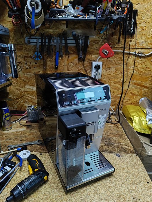 Кофемашина, кофеварка DeLonghi Autenticа новый молочник, пробег 3500