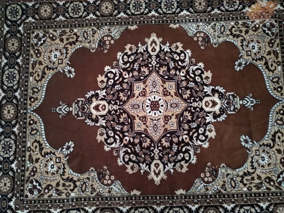 Продам покрывало на диван и два кресла в нормальном состоянии