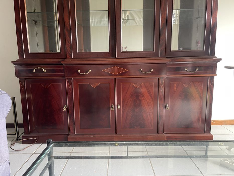 Cristaleira em madeira macica