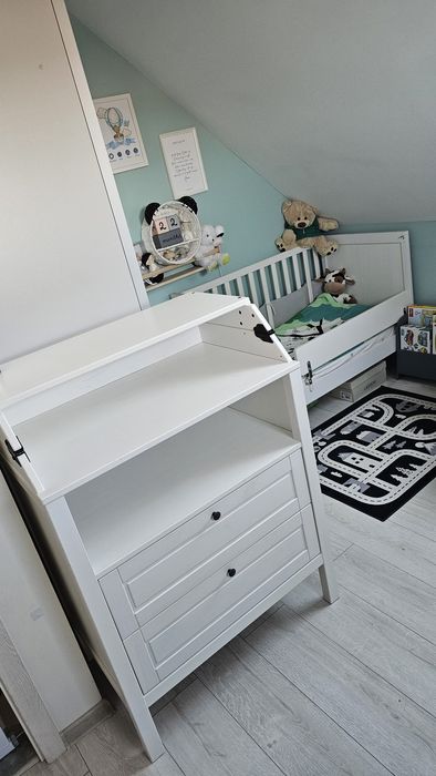 Łóżeczko niemowlęce i komoda przewijak