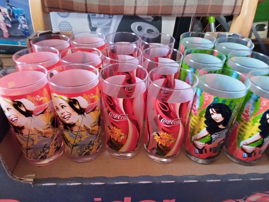Stare szklanki Coca-Cola