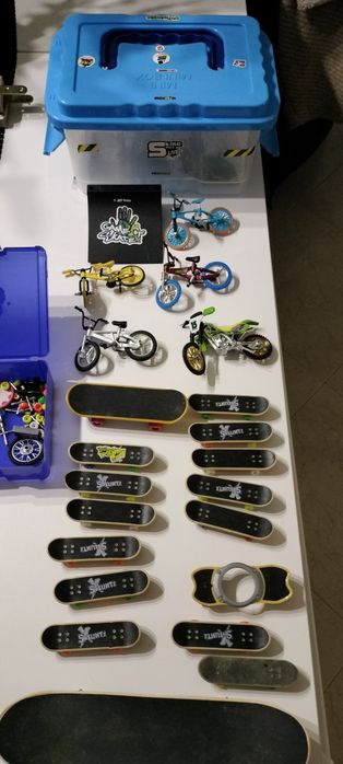 Conjunto de mini skates, bike e acessórios