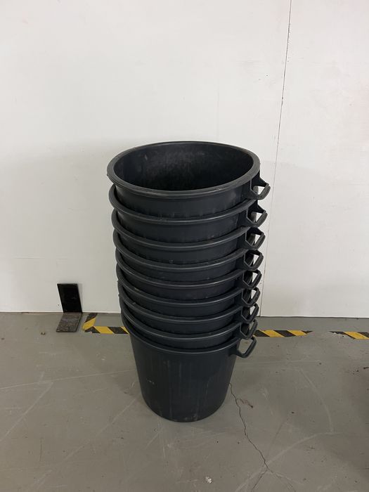 Baldes grandes pretos para agricultura e obras