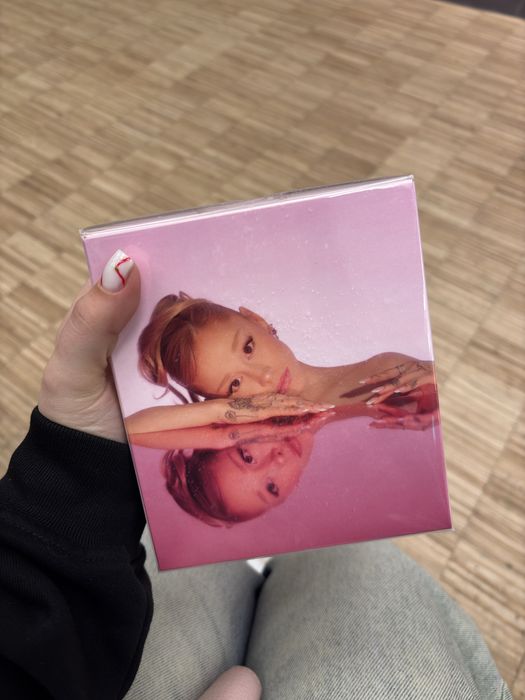 Парфуми Ariana Grande R.E.M. Cherry Eclipse