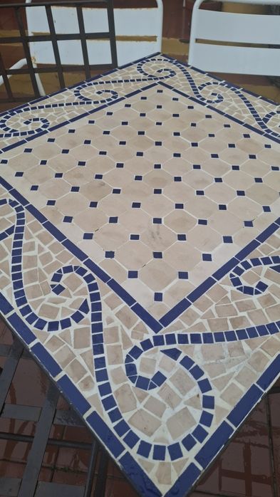 Mesa de ferro e cadeiras