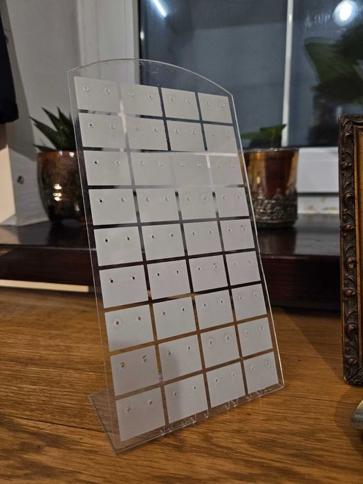 Stojak ekspozytor na kolczyki