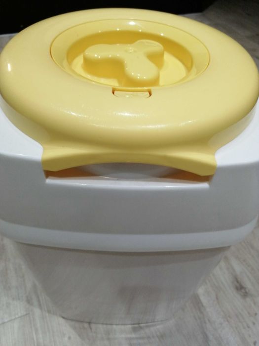 Caixote para fraldas em óptimo estado, com sacos