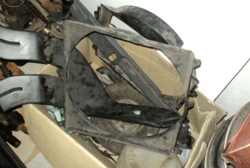 Vários peças para bmw E30, portas, forras, parafusos,etc.