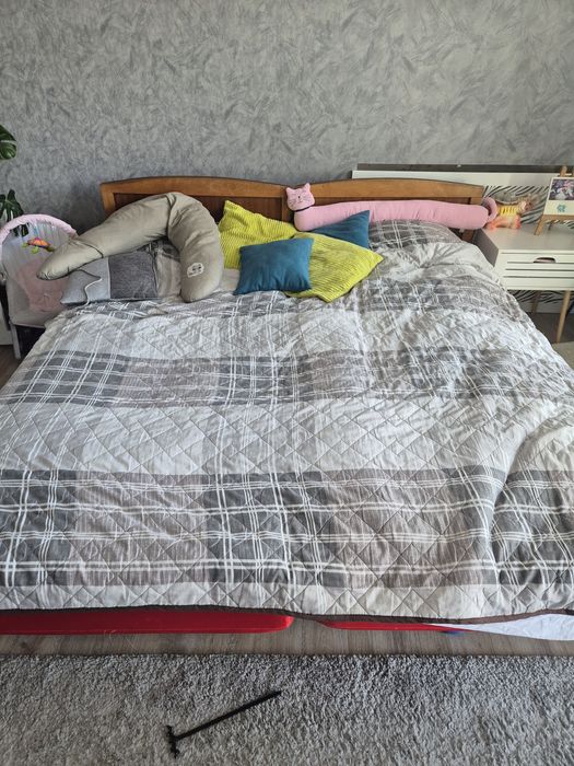 Продаются 2 деревянные кровати с матрасами