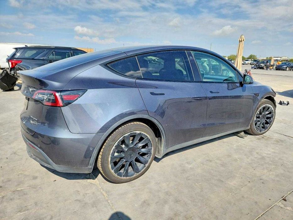 Tesla Model Y 2021;