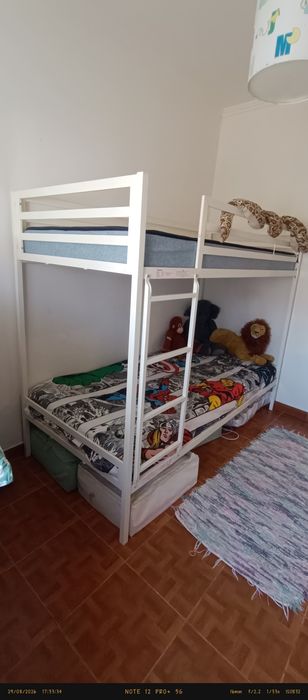 Cama beliche branca com 2 colchões praticamente nova