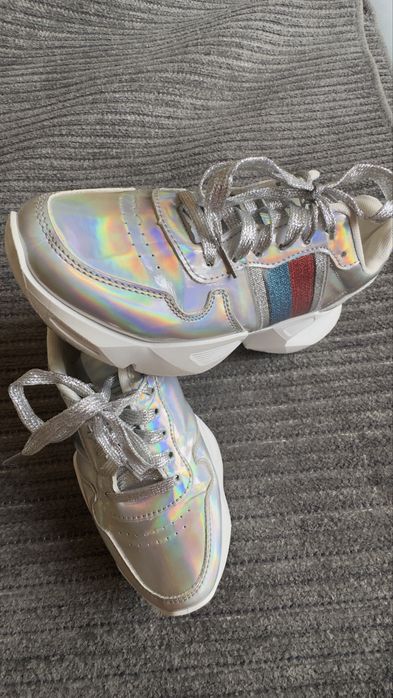 Sapatilhas prateadas, tamanho 38.