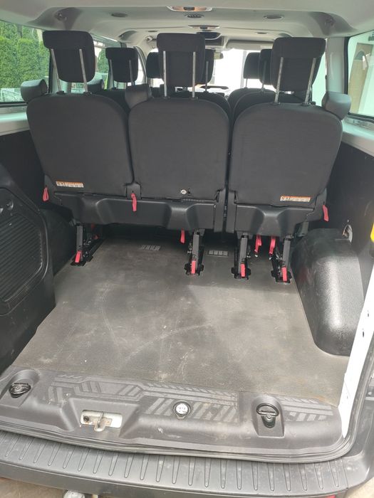 Wynajem Wypożyczalnia samochodu busa – Ford Transit Custom 9-osobowy