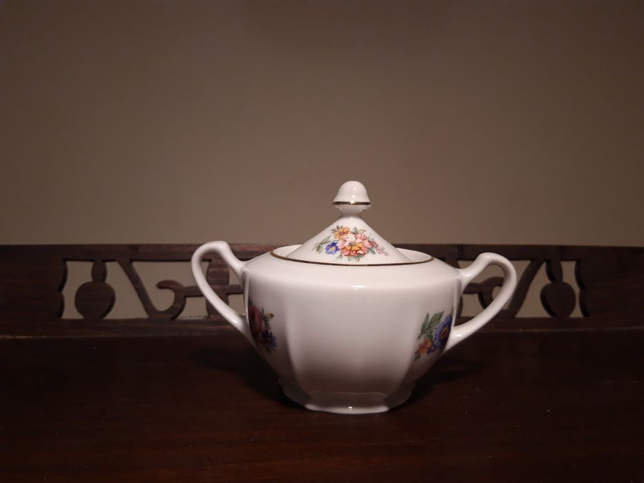 Açucareiro de porcelana da Vista Alegre, decorado com motivos florais