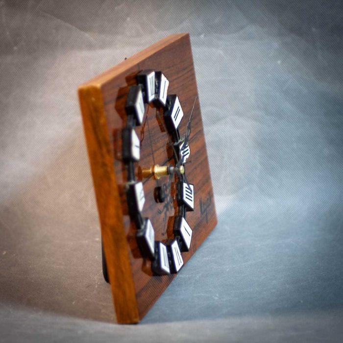 Дерев'яний кварцовий настінний годинник "Маяк" 60-х років