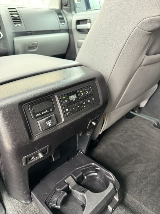 Toyota Sequoia 2014 ГАЗ/БЕНЗИН