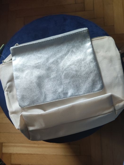 Kosmetyczka beżowa ze wzorem.
