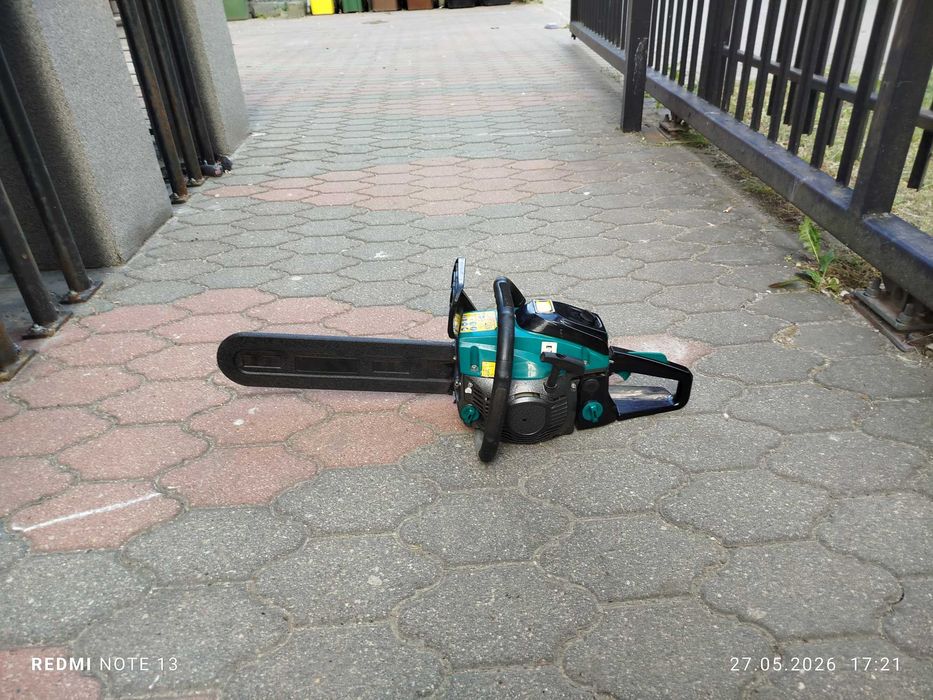 Piła spalinowa do cięcia drzewa
