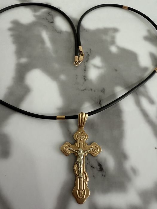 Золотой крестик со шнурком с золотыми встааками