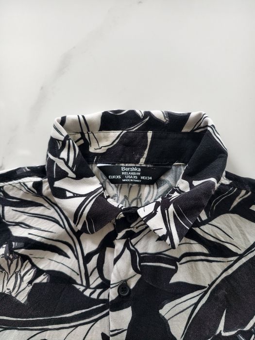 Koszula hawajska Bershka XS męska czarno-biała tropikalne liście wiskoza