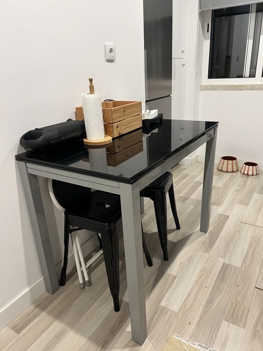 Mesa de jantar extensível em vidro preto – elegante e moderna
