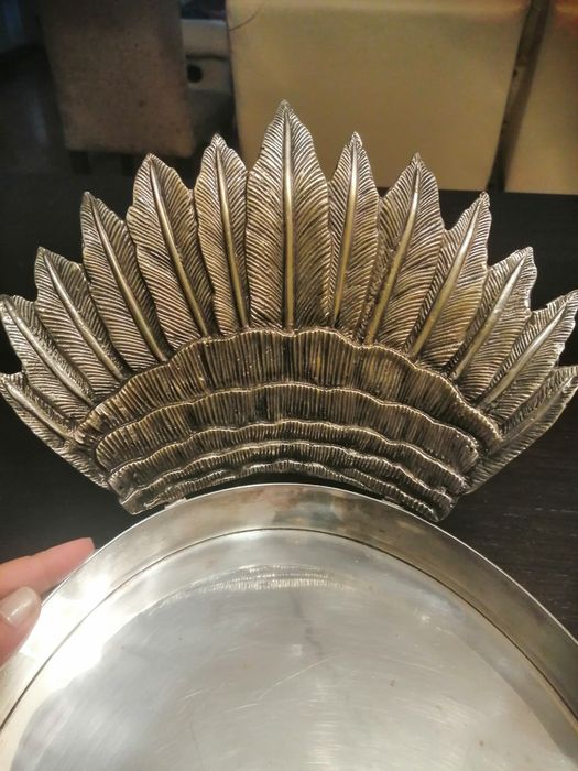 Suporte de travessas de estanho e casquinha de prata em forma de perú