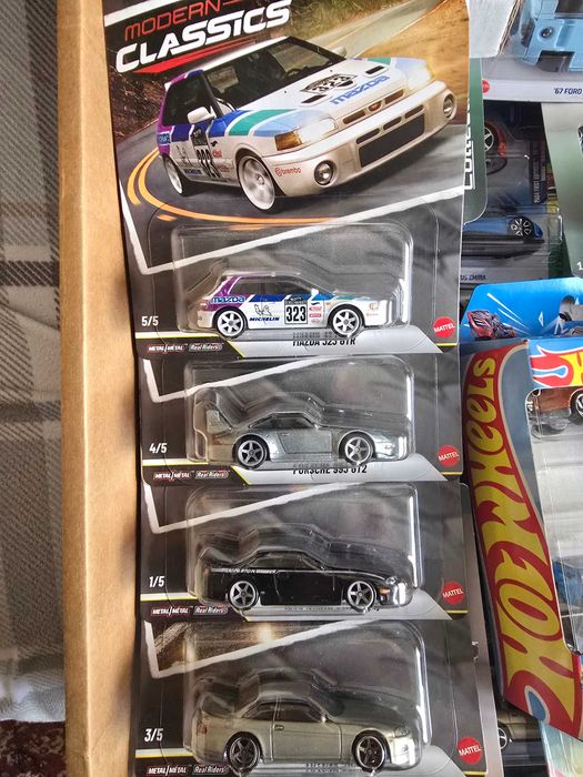 Modele Hot Wheels 55 szt. + 8 innych