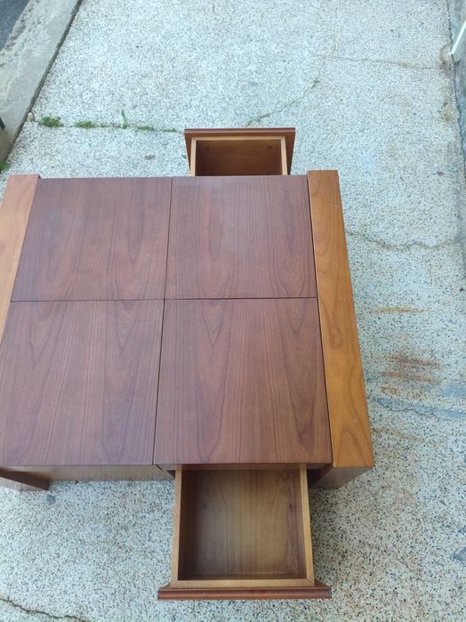 Mesa de centro com gavetas
