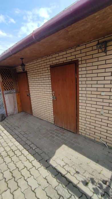 Продаж півбудинку з ділянкою (район залізничної лікарні)