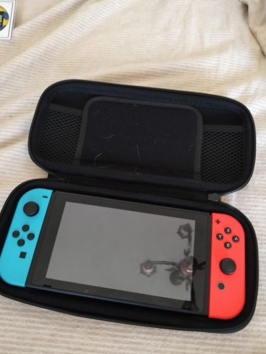 Nintendo switch com comandos, fios e acessórios