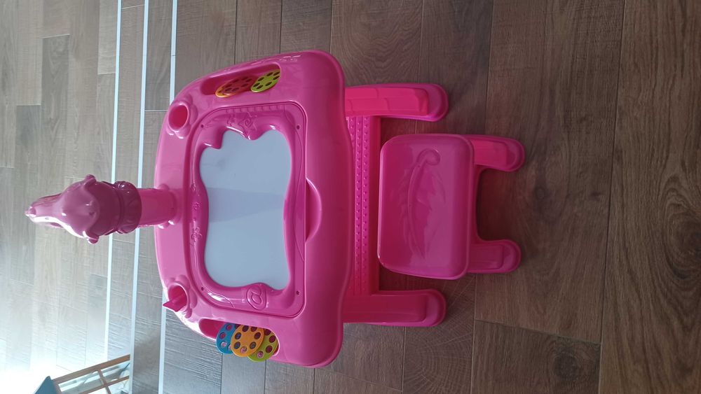 Stolik interaktywny z krzesełkiem