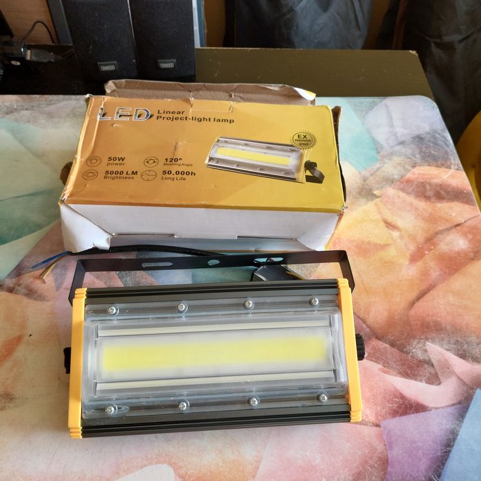 Nowy halogen lampa na zewnątrz.
