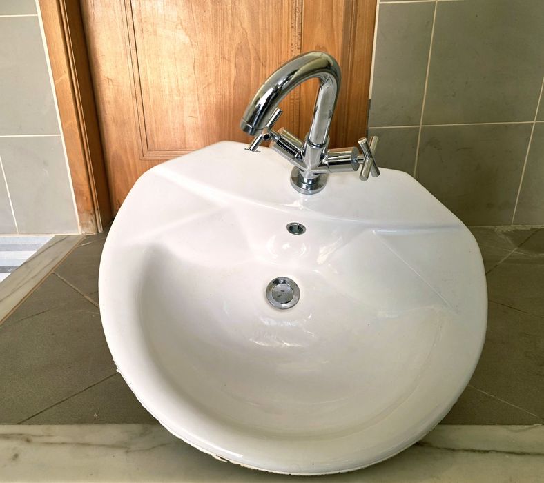 Conjunto lavatório Sanidusa + Torneira TRES