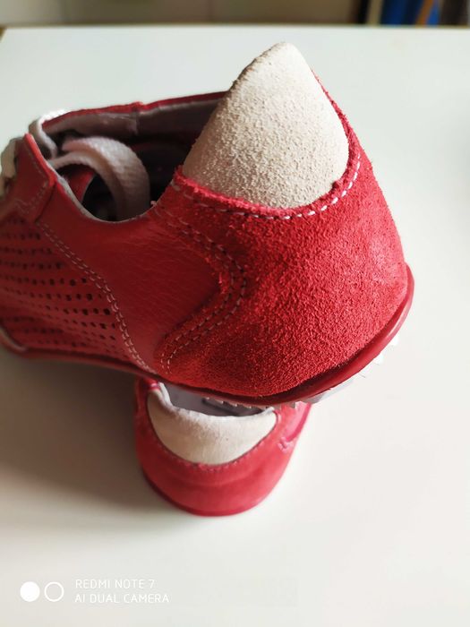 Czerwone ze skóry buty sportowe 38