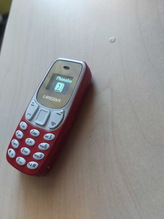 Bardzo malenki telefon L8 STAR