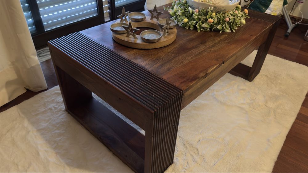 Mesa de centro em madeira maciça