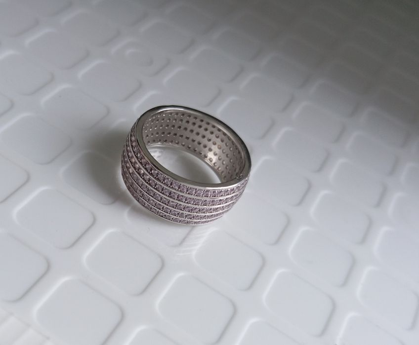 Срібна каблучка з рожевими камінцями